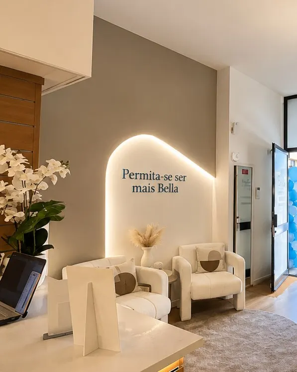 Entrada e sala de espera da Bella Laser Clinic, vista do balcão de receção
