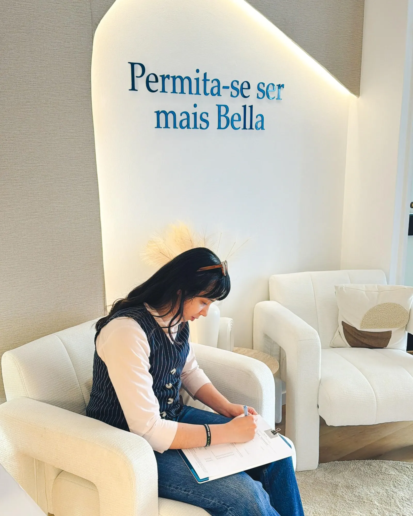 Cliente a preencher a ficha de avaliação na sala de espera da clínica