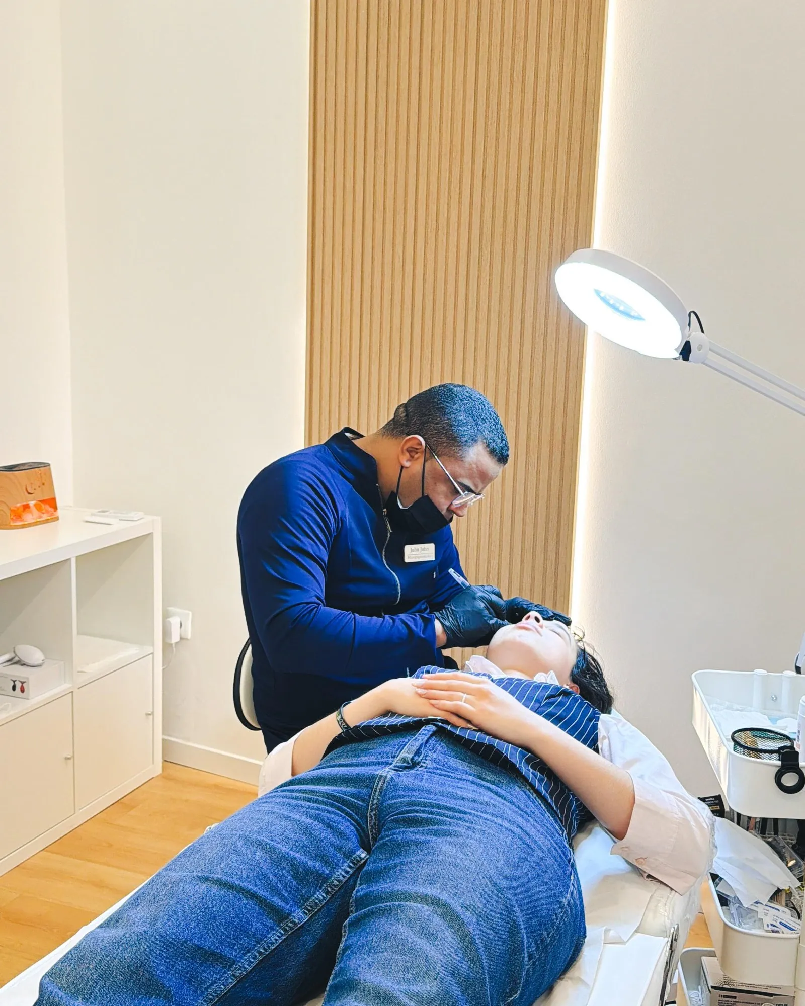 Profissional da Bella Laser Clinic a trabalhar sobrancelhas numa sala de tratamento