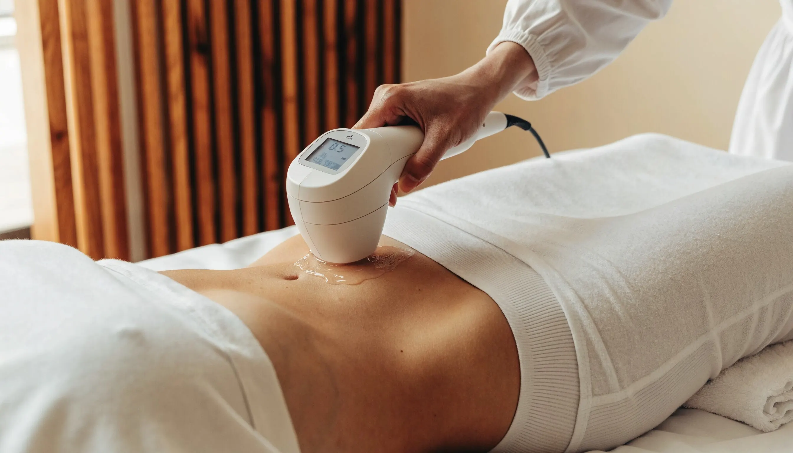 Sessão de tratamento corporal com cavitação na Bella Laser Clinic, no Porto