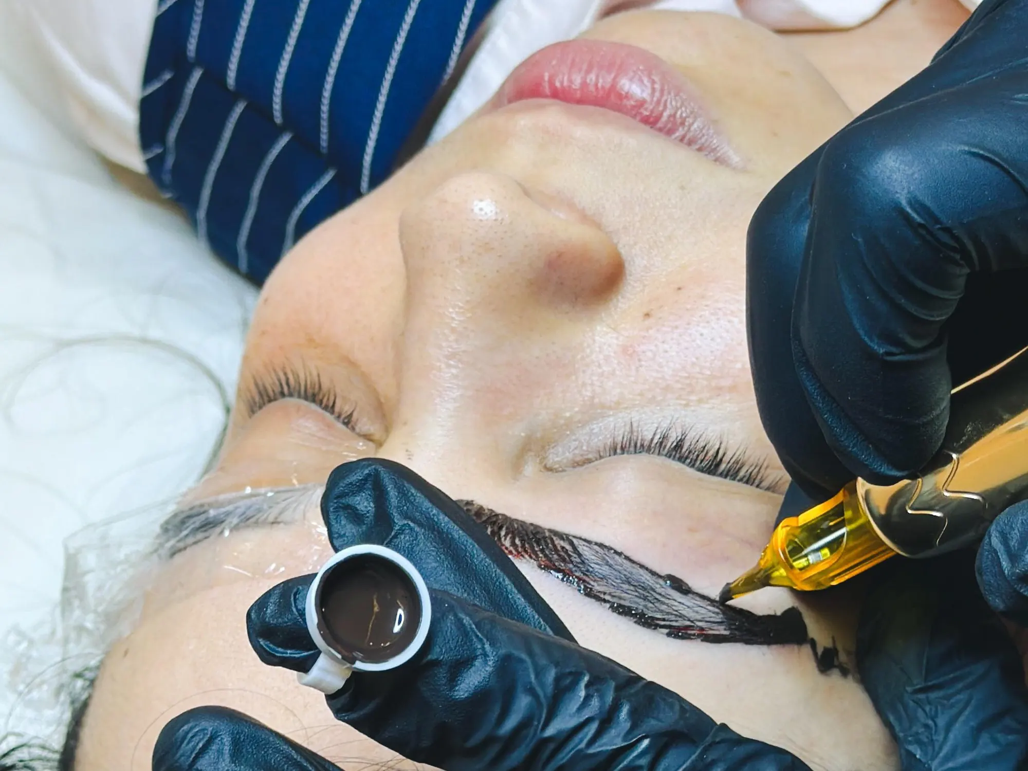 Micropigmentação de sobrancelhas na Bella Laser Clinic, no Porto